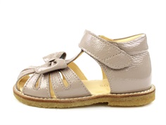 Angulus dusty almond sandal with lacquer and bow